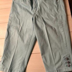 Gloria Vanderbilt capris